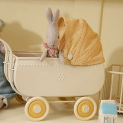Maileg Vintage-Puppenwagen „Yellow“ Micro, 15x10cm Mood
