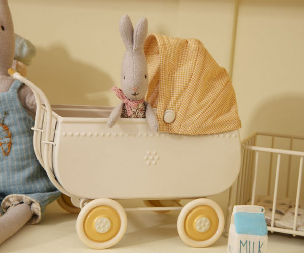 Maileg Vintage-Puppenwagen „Yellow“ Micro, 15x10cm Mood