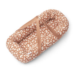 Liewood Gro Babylift / Babynest „Mega leo / Tuscany rose“, Bio-Baumwolle