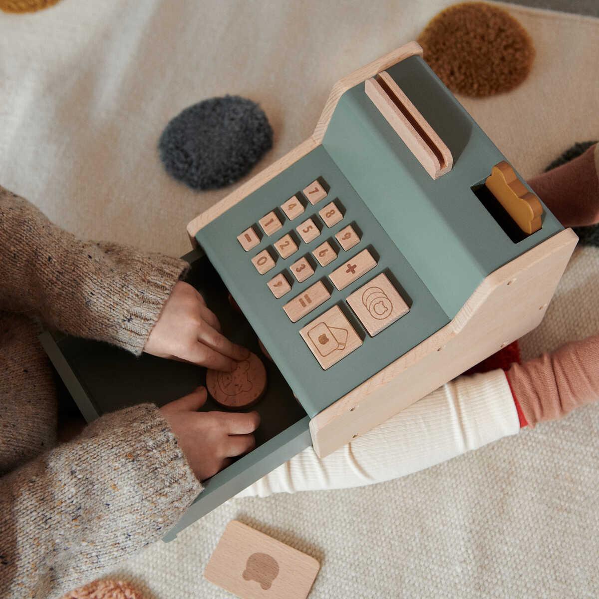 DELISTED Liewood Kinderkasse Buck „Faune green / Golden caramel mix“, Buchenholz – Bild 3