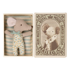 Maileg Baby-Maus in Streichholzschachtel, Junge, H8cm 01