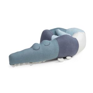 Sebra Mini-Bettschlange Sleepy Croc „Powder Blue“, gestrickt, 100cm 01