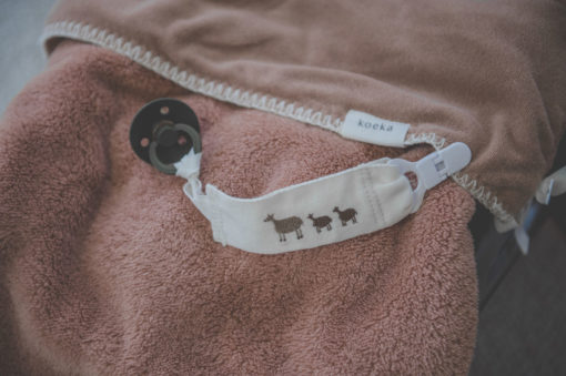 koeka Fußsack Malmo Teddy „soft earth“ für 3/5-Punktgurt – Bild 3