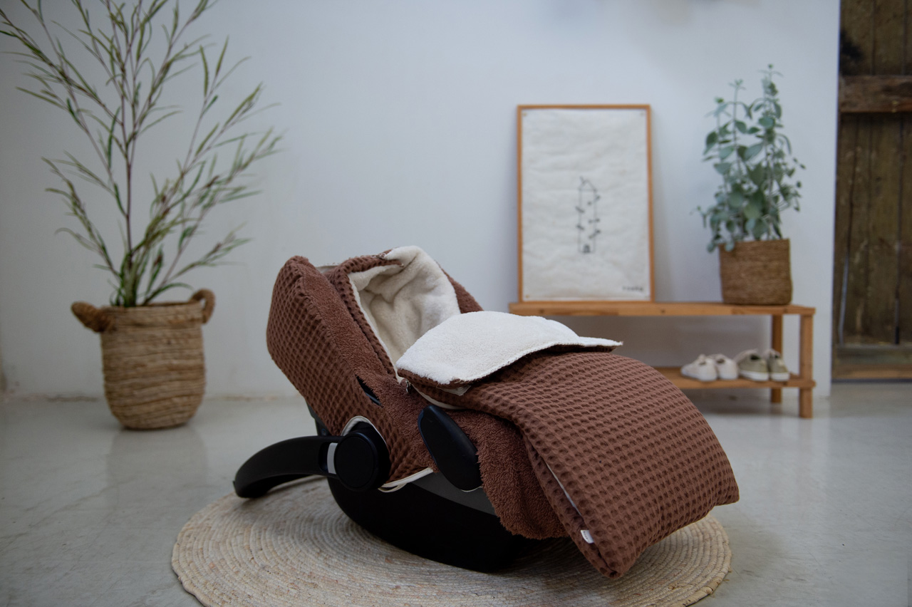 koeka Fußsack Oslo „hazel / pebble“ für 3-Punktgurt, 0+ – Bild 3