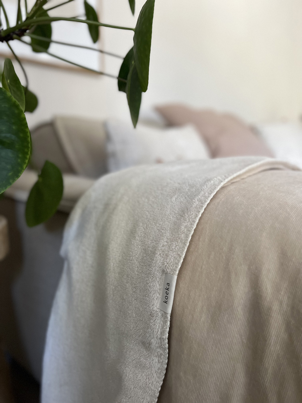 koeka Bettdecke Oddi Plüsch „warm white“, 140x200cm – Bild 6