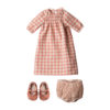 Maileg Hase mit kariertem Kleid, Gr. 5 - 75cm 02