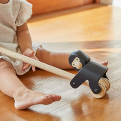 PlanToys Schiebestab „Klettergorilla“ aus Holz – Bild 5