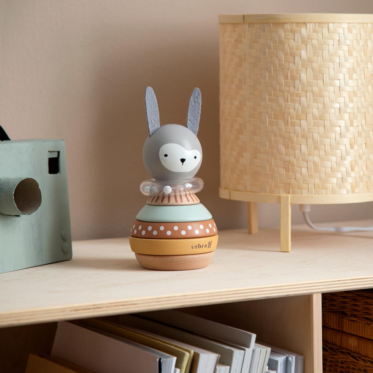 Sebra Stapelspielzeug Woodland „Hase“, H18cm – Bild 2