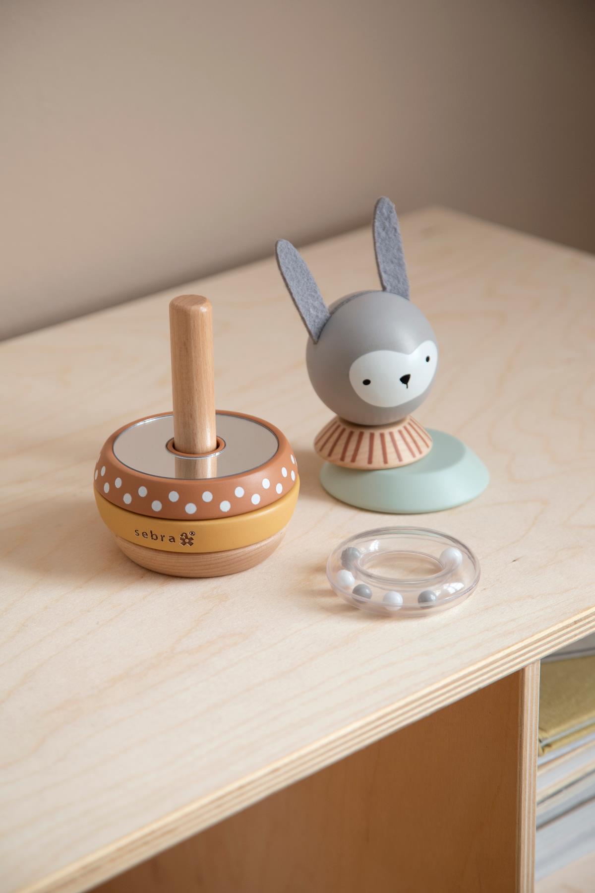 Sebra Stapelspielzeug Woodland „Hase“, H18cm – Bild 4