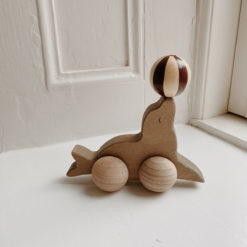DELISTED Konges Sløjd Holzspielzeug „Rolling Sea Lion“, FSC® – Bild 2