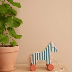 Kids Concept Nachziehtier Pferd Carl Larsson „Streifen“, FSC® – Bild 4