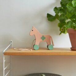 Kids Concept Nachziehtier Pferd Carl Larsson „hellrosa“, FSC® – Bild 3