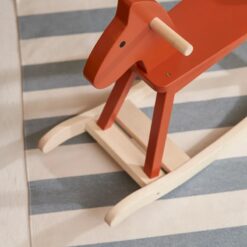 Kids Concept Schaukelpferd Carl Larsson „orange-rot“, FSC® – Bild 7