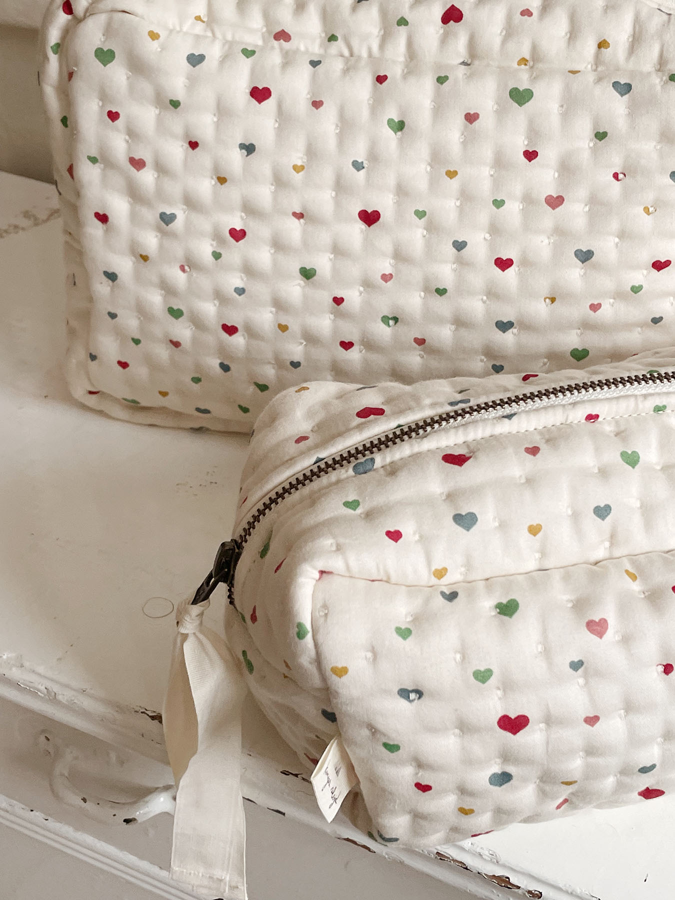 Konges Sløjd KS4757 - BIG QUILTED TOILETRY BAG - MULTI HEARTS