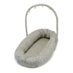 Konges Sløjd Babynest mit Activity-Bogen „Blue Blossom Mist“, 83x43cm