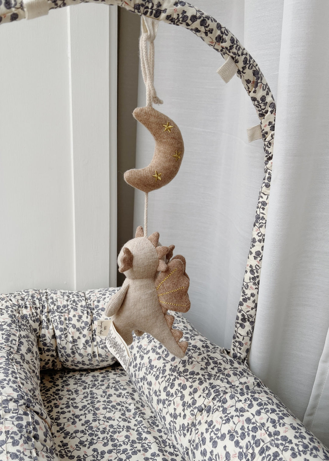 DELISTED Konges Sløjd Babynest mit Activity-Bogen „Espalier“, 83x43cm – Bild 2