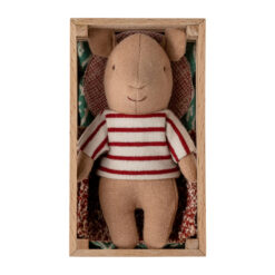 Maileg Kuscheltier Babyschwein mit Holzkiste „Mädchen“, H11cm