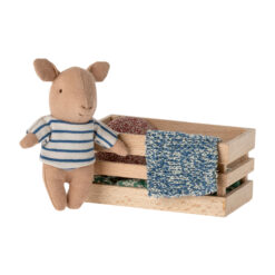 Maileg Kuscheltier Glücksschwein mit Holzkiste „Junge“, H11cm