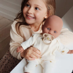 Konges Sløjd Puppe Billie, mit Schnuller, H32cm – Bild 8