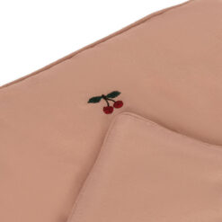 DELISTED Konges Sløjd Puppenbettwäsche „Mahogany Rose“ – Bild 2