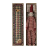 Maileg langbeiniger Weihnachtswichtel, Nisse mit Streichholzschachtel, H34cm 01