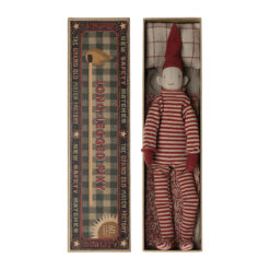 Maileg langbeiniger Weihnachtswichtel, Nisse mit Streichholzschachtel, H34cm 01