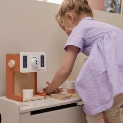 Kids Concept Kaffeemaschine „Kids Hub“, FSC®-Holz – Bild 6