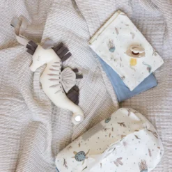 Cam Cam Activity-Spielzeug Seepferdchen „Antique white“, OCS, 20x9cm