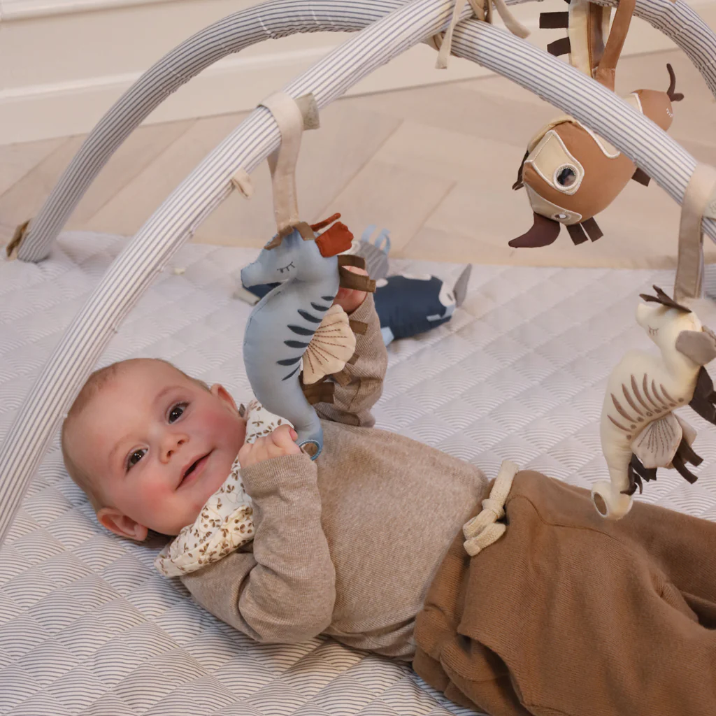 DELISTED Cam Cam Activity-Spielzeug Seepferdchen „Sand / Blue“, OCS, 20x9cm – Bild 4