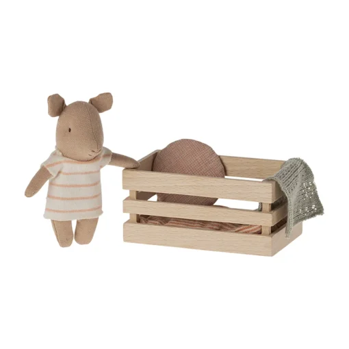 Maileg Kuscheltier Babyschwein mit Holzkiste „Mädchen“, 9x6cm