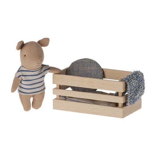 Maileg Kuscheltier Babyschwein mit Holzkiste „Junge“, 9x6cm