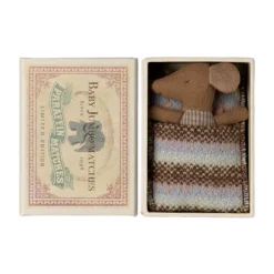 Maileg Baby Maus „Sleepy wakey / Rose“ in Streichholzschachtel, H8cm