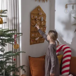 Fabelab Weihnachtskalender mit Nostalgie-Stickerei „Ochre“, 80x50cm