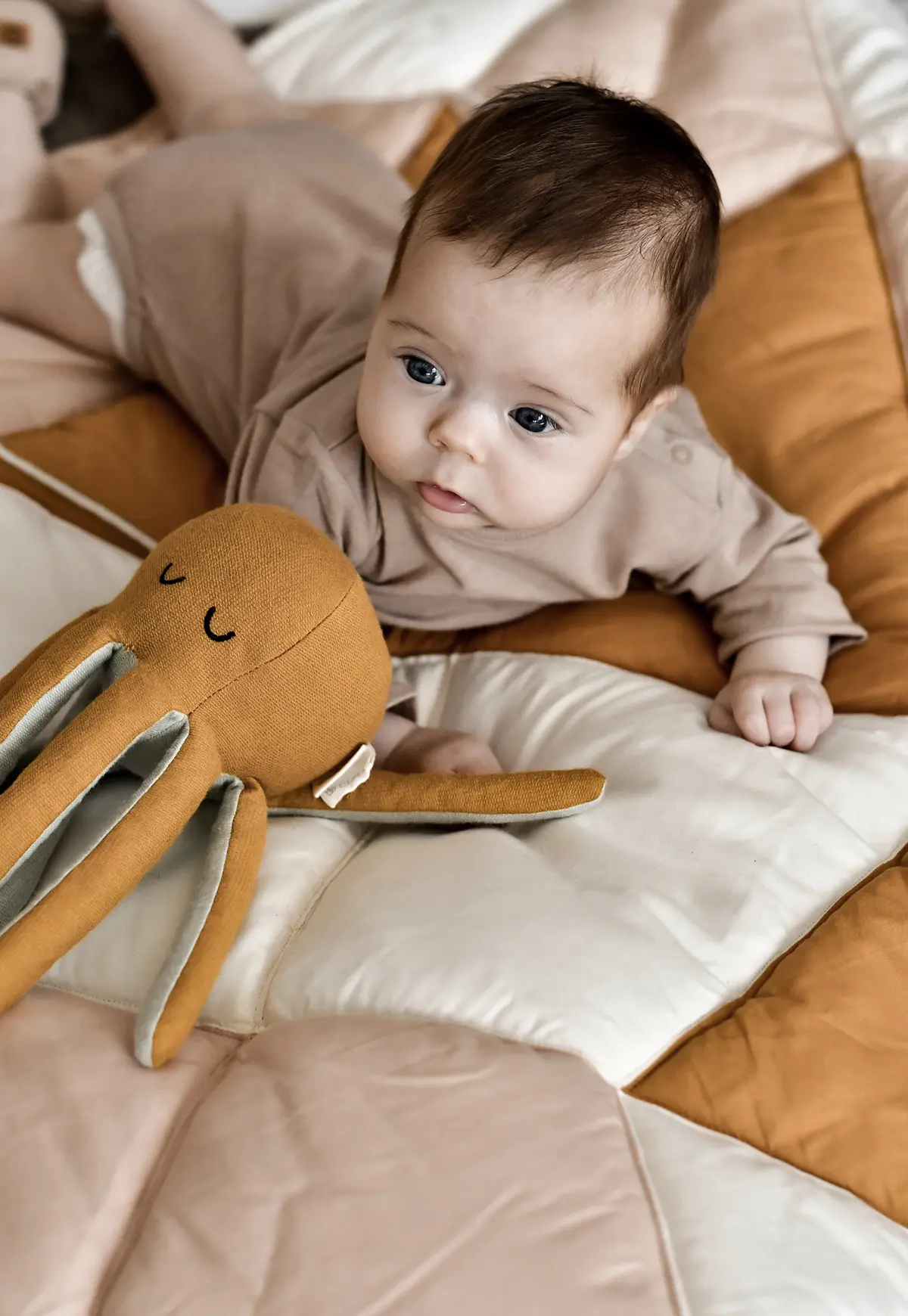 Fabelab Kuscheltier mit Rassel „Octopus / Ocher“ 24x9cm