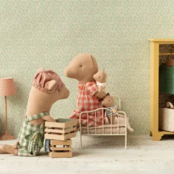 Maileg Kuscheltier Babyschwein mit Holzkiste „Mädchen“, 9x6cm