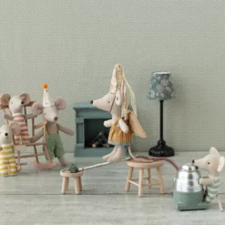 Maileg Puppenhaus Hocker- und Tischset aus Holz für die Mäusefamilie Mood