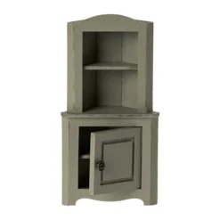 Maileg Miniatur Eckschrank aus Holz, hellgrün, 15x8cm