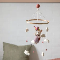 Gry & Sif Filz-Mobile „Hasenmädchen mit Ballons“ ø24cm