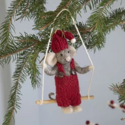 Gry & Sif Weihnachtsmaus „graue Maus : Trapez und rote Latzhose“ 12cm 02Gry & Sif Weihnachtsmaus „graue Maus : Trapez und rote Latzhose“ 12cm