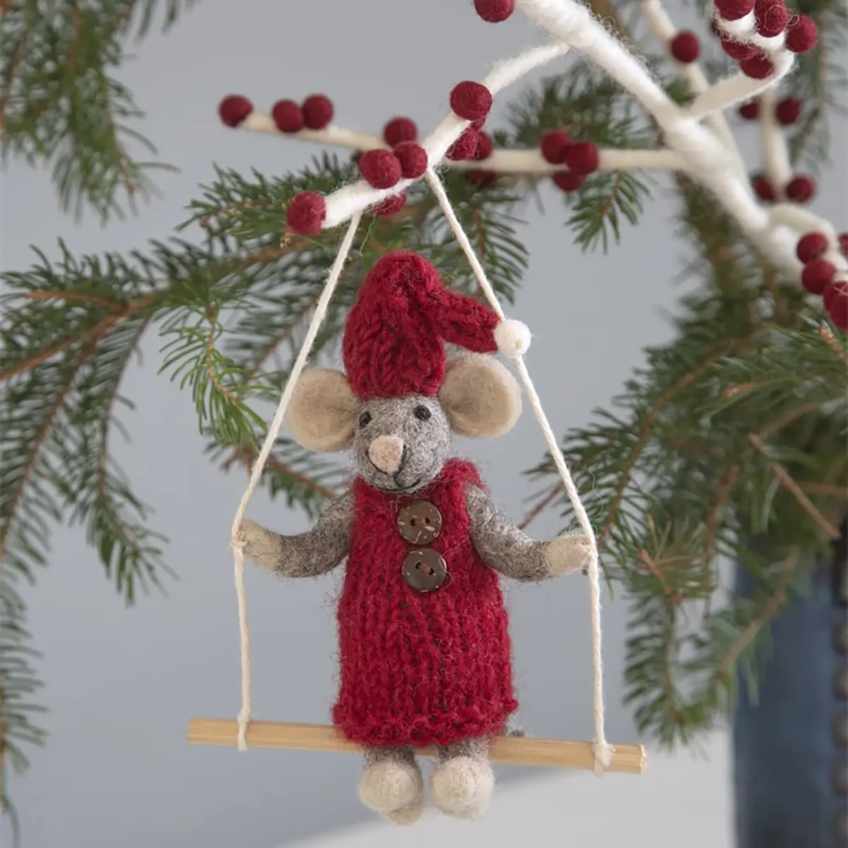 Gry & Sif Weihnachtsmaus „graue Maus / Trapez und rotem Kleid“ 12cm