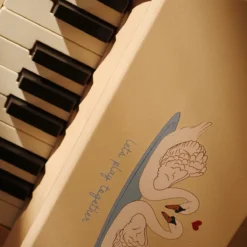 Konges Sløjd Spielzeug Miniatur-Klavier „Swan“, FSC®-Holz