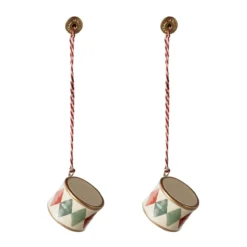 Maileg Weihnachtsbaumschmuck 2er-Set Metall Trommel „grün“ 2,5cm (1)