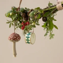 Maileg Weihnachtsbaumschmuck Metall Trommel „dunkelgrün“ 5cm