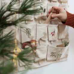 Fabelab Weihnachtskalender mit Stickerei „Yule Greens embroidery / Natural“, 82x50cm