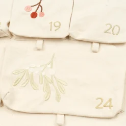 Fabelab Weihnachtskalender mit Stickerei „Yule Greens embroidery / Natural“, 82x50cm
