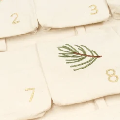 Fabelab Weihnachtskalender mit Stickerei „Yule Greens embroidery / Natural“, 82x50cm