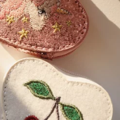 Konges Sløjd Glitzer Herz-Portemonnaie für Kinder „Tut / Buttercream“