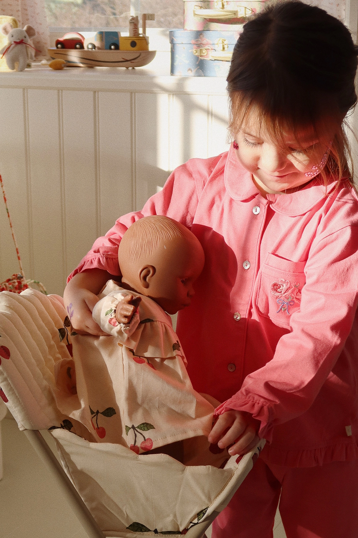 Konges Sløjd Puppen-Kleidung „Ma Grande Cerise“ für 42cm Puppen
