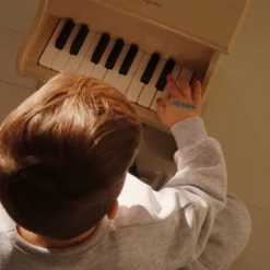 Konges Sløjd Spielzeug Miniatur-Klavier „Dino“, FSC®-Holz