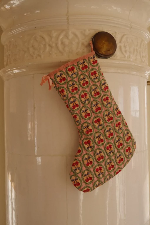 Konges Sløjd Weihnachtsstrumpf „Cherry Bow“, 44x31cm